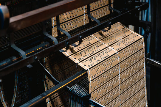 Machine pour fabriquer des cartes perfor&eacute;es pour machines industrielles