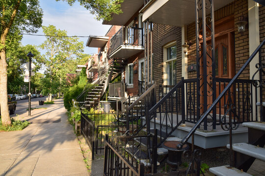 Escaliers ext&eacute;rieurs d'immeubles d'habitation dans la Rue le Caron dans le quartier C&ocirc;te Saint-Paul