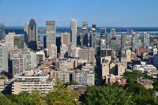 Skyline de Montr&eacute;al, vu depuis le Belv&eacute;d&egrave;re Kondiaronk, au Parc du Mont-Royal