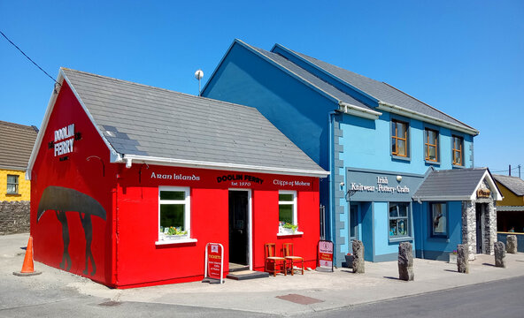 DOOLIN REPUBLIC OF IRLAND: Doolin is a coastal village in County Clare, Ireland, on the Atlantic coast. It is southwest of the spa town of Lisdoonvarna and 4 miles from the Cliffs of Moher