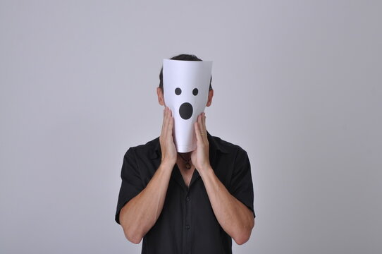 homem an&ocirc;nimo com rosto de papel express&atilde;o de surpresa 