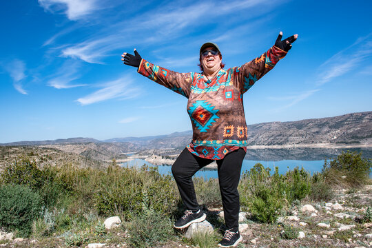 Mujer alegre en una lago, vistas panor&aacute;micas presa de Tous