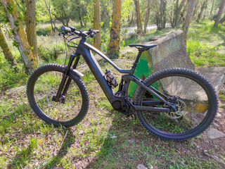 Fototapeta premium Electric mountain bike on sunny wooded trail