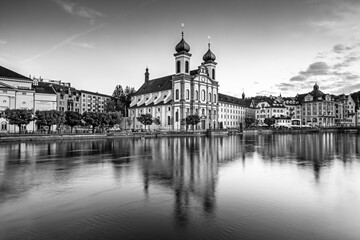 Obraz premium Beautiful view of Lucerne, Switzerland featuring the famous wooden Chapel Bridge with Water Tower over the Reuss River. Scenic cityscape with alpine mountains, clear water, and colorful historic archi