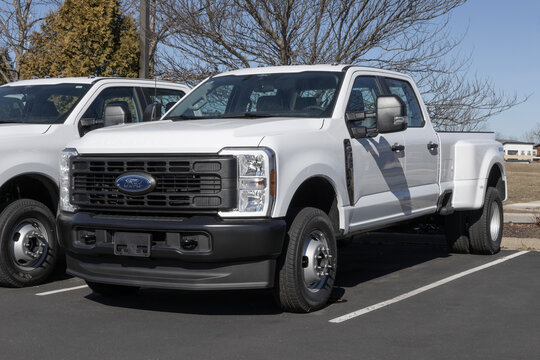 Ford F-350 Super Duty DRW 4X4 Super Crew pick up display. Ford offers the F350 with a 6.8L V8 gasoline engine. MY:2026