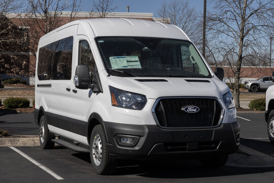 Ford Transit T-350 MR Passenger AWD van display. Ford offers the Transit T350 with a 3.5L PFDI V6 engine. MY:2026