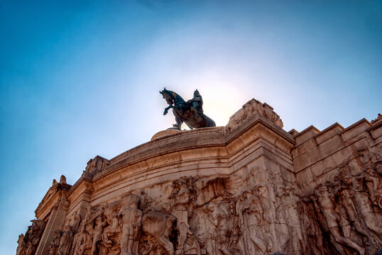 Monumento Nacional a V&iacute;ctor Manuel II (Vittoriano) o Altar de la Patria y Plaza Venecia en Roma, Italia. Arquitectura y monumentos de Roma. Paisaje urbano de Roma.