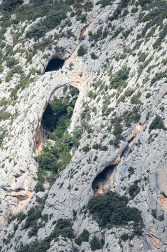 arcos y cueva "Cova del Lladres"  de Abella de la Conca, cueva de 111 metros y dos arcos naturales,  solo accesibles via ferrata. Pallars Lluss&agrave;, Lleida