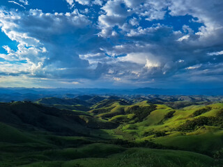Fototapeta premium Scenic Green Hills Under Dramatic Sky