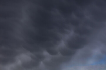 Fototapeta premium Ciel gris menaçant de mamatus