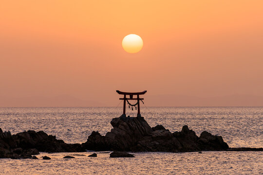 冬の八幡奈多宮　市杵島と日の出　大分県杵築市　HachimanNada Shrine in winter. ikishima and the sunrise. Ooita Pref, Kitsuki City.	