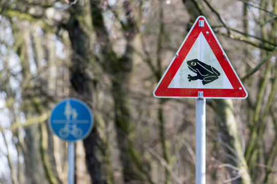 Warnschild vor Kr&ouml;tenwanderung