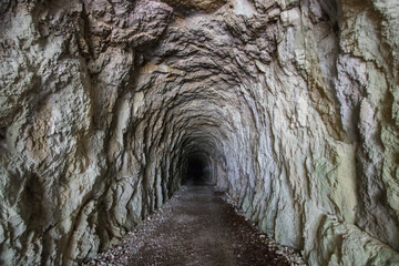 Fototapeta premium tunnel s'enfonçant sous terre, galerie, grotte, sombre, passage souterrain