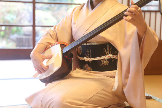 三味線を弾く女性