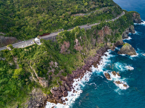 尾ヶ崎ウイングから見る下田の海。
高さ80mの断崖絶壁に展望台が設けられている。
眼下には白浜坂戸海岸があり、沖に小さな竜宮島が浮かんでいる。
竜宮島には白嶋神社の赤い鳥居が見える。
許可を得てドローンで空中撮影をしている。
日本国静岡県下田市-2025
