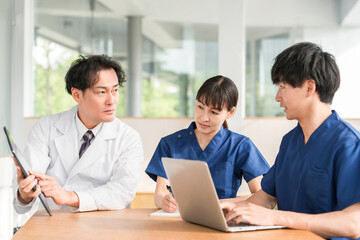 Obraz premium Male and female doctors, nurses, and medical staff holding meetings, conferences, and study sessions