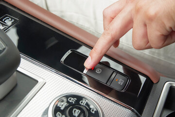 電動パーキングブレーキの操作イメージ