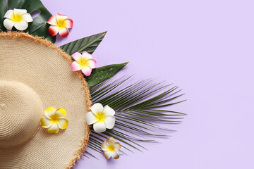 Obraz premium Beautiful plumeria flowers with different tropical leaves and wicker hat on lilac background