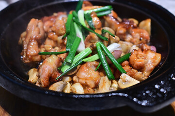 Fototapeta premium 鶏肉の土鍋焼き