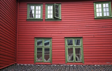 Obraz premium Scenic facade view of the iconic Finnegården a historic Hanseatic trading house home to the Hanseatic Museum in the Bryggen area of Bergen, Norway.