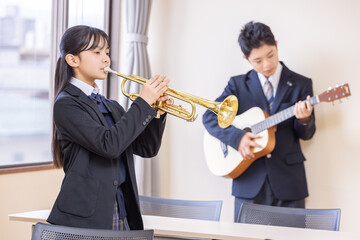 楽器を演奏する学生