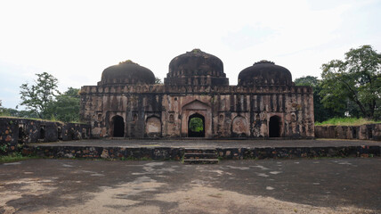 Fototapeta premium Mosque Inside the Fortress of Dhamoni Fort, Sagar, Madhya Pradesh, India.