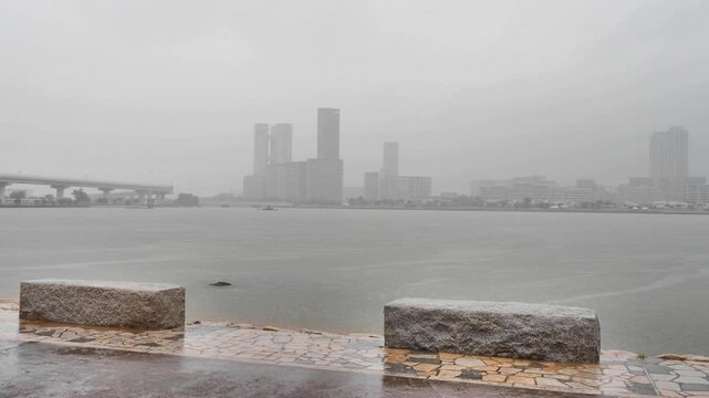 雨が降る香椎浜の景色
