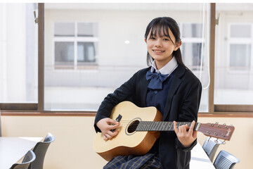 ギターを演奏する女子学生