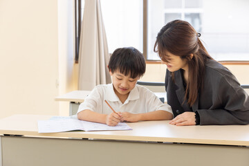 話を聞く小学生の男の子