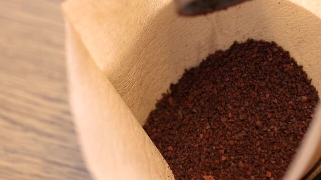 ペーパーフィルターにコーヒーの粉を入れる