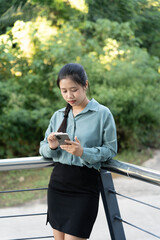 Obraz premium Businesswoman business talking on smartphone outside office