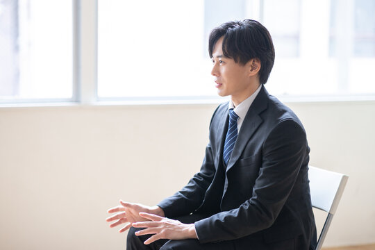 面接中の男性の横顔