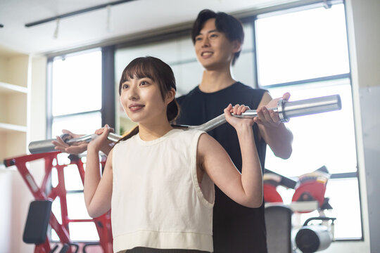パーソナルトレーニングを受ける女性