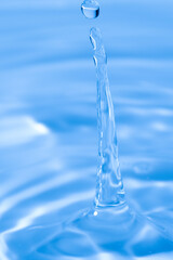 美しい水滴のアクションショット