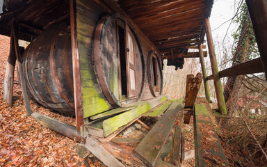 stary opuszczony domek z beczek z zadaszeniem © Mariusz Sowula