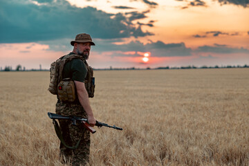 Obraz premium Soldier with a rifle in the field
