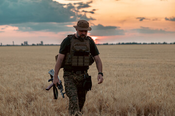 Obraz premium Soldier with a rifle in the field