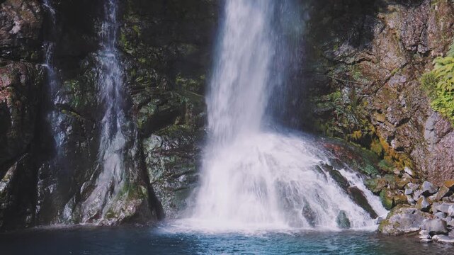 伊豆・河津七滝 最大の滝「大滝」｜柱状節理を流れ落ちる迫力の景観とエメラルドグリーンの滝壺