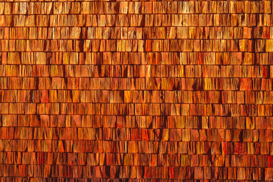 Fa&ccedil;ade d'architecture moderne en bardeaux de bois traditionnels (tavillons)