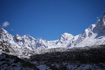 Snow covered Himalayan Peaks and glacier in Uttarakhand, India during winter
