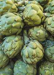 Obraz premium Fresh green artichokes showing healthy organic produce