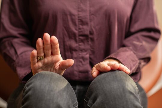 Woman practicing EMDR self tapping by alternating leg movements. Highlights bilateral stimulation, rhythmic control, and emotional self-regulation.