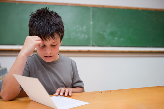 Circle O, fixed chord AB, point C moving on arc, triangle ABC maximizing area on paper