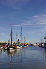 Historische Traditionssegler und Fischkutter im Museumshafen von B&uuml;sum an der Nordsee
