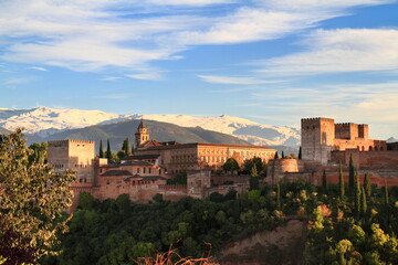 Fototapeta premium Alhambra Palace and Fortress Overlooking Granada, Spain