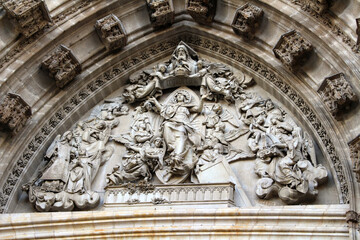 Fototapeta premium Virgin Mary Statue at Cathedral of Seville 2024