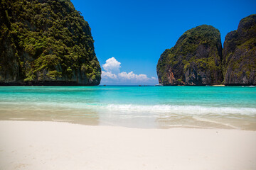 Fototapeta premium Panorama of Maya Bay on Koh Phi Phi Leh, Thailand. It's a famous white sand beach with a crystal-clear turquoise waters. A pristine and tropical shoreline enclosed by towering limestone karst cliffs.