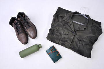 set de roupas militar camuflado com bota de couro e acessórios para acampamento  © Alexandre