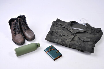 set de roupas militar camuflado com bota de couro e acessórios para acampamento  © Alexandre