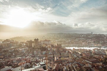 Obraz premium In Porto, urban decay is evident amid substantial housing shortages. Record-breaking price hikes challenge affordability, with harsh architecture igniting social resistance